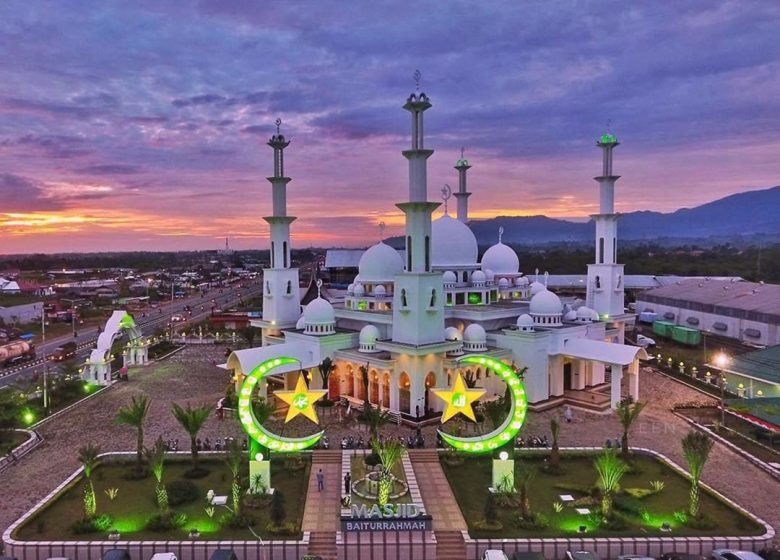Jamaah melakukan sholat di masjid